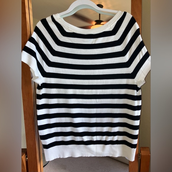 Torrid Black and White Short Sleeve lightweight sweater size 1 (14/16) - Picture 2 of 10